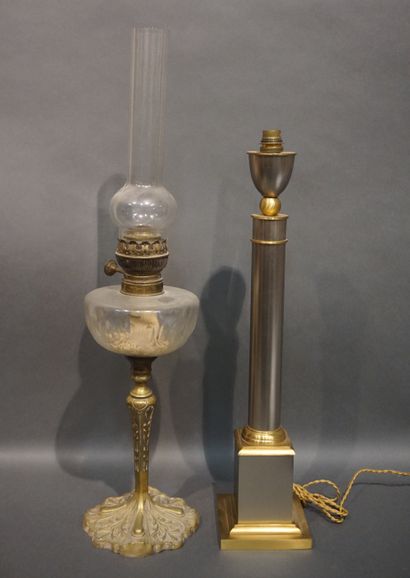 LAMPES
Deux lampes, à pétrole à piétement...