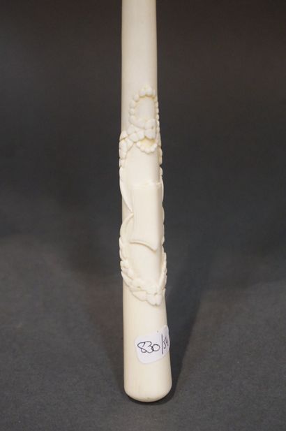 Ombrelle à manche en os sculpté. 53 cm