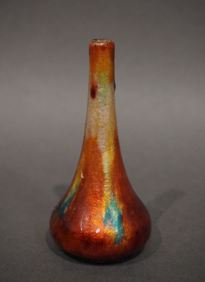 Petit vase émaillé. A. Marty à Limoges (manques,...
