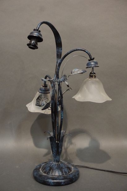 Lampe en tôle bleu (manque une tulipe). 66...