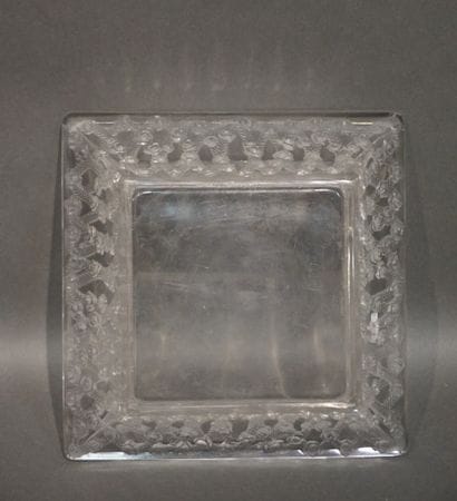 LALIQUE
Coupe carré en cristal à décor floral...