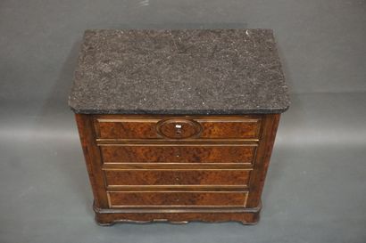 Commode XIXe en bois de placage à quatre...