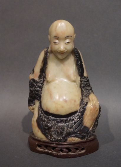 Bouddha assis en pierre dure. 16 cm