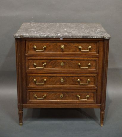 Commode en bois de placage à quatre tiroirs...