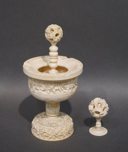 Deux éléments en ivoire ancien sculpté de...