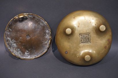 Brûle parfum asiatique en bronze, sur socle....