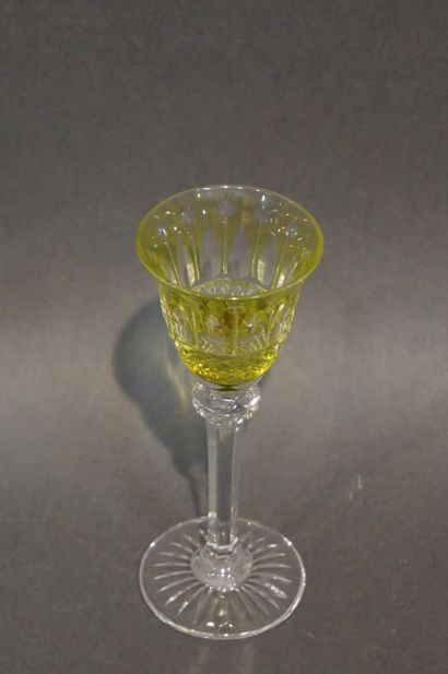 SAINT LOUIS
Douze verres à liqueur de couleur...