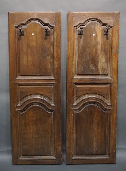 Deux éléments de boiserie porte-manteaux....