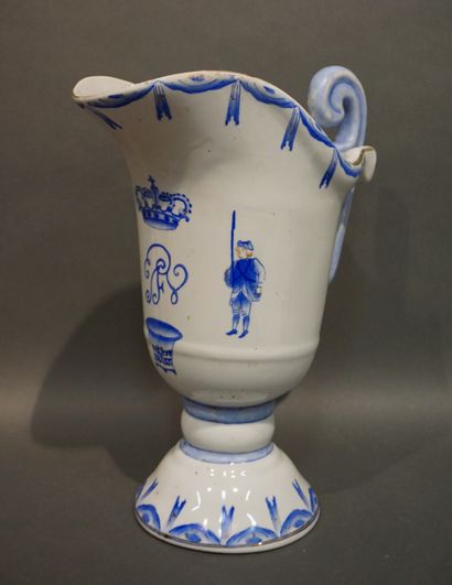 Hanap en porcelaine blanche asiatique à décor...