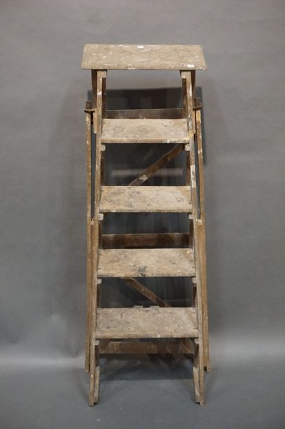 Escabeau en bois. 106x48x72 cm