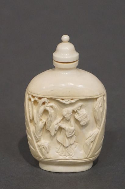 Tabatière en ivoire ancien sculpté d'une...