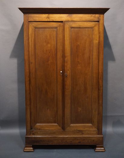 Armoire à deux portes en bois naturel. 220x134x57...