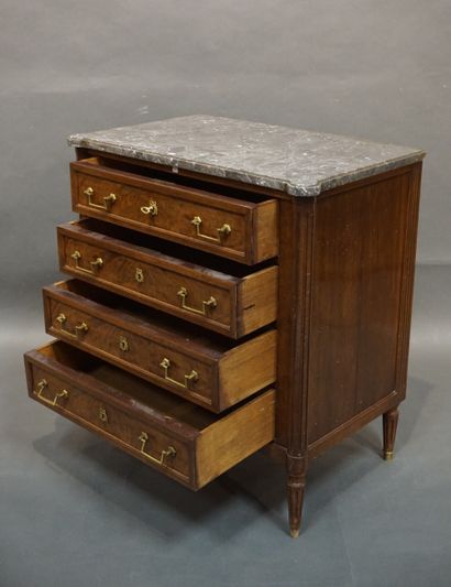 Commode en bois de placage à quatre tiroirs...