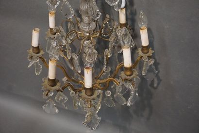Lustre à pendeloques à huit bras de lumière....