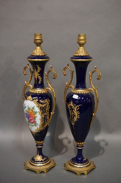 Paire de vases en porcelaine bleue et dorée...