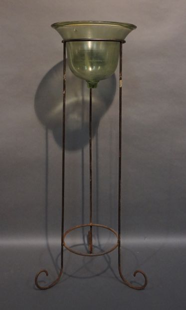 Jardinière en métal tripode à vasque en verre...
