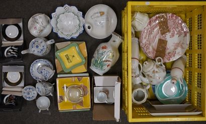 Deux manettes de faïences et porcelaines,...