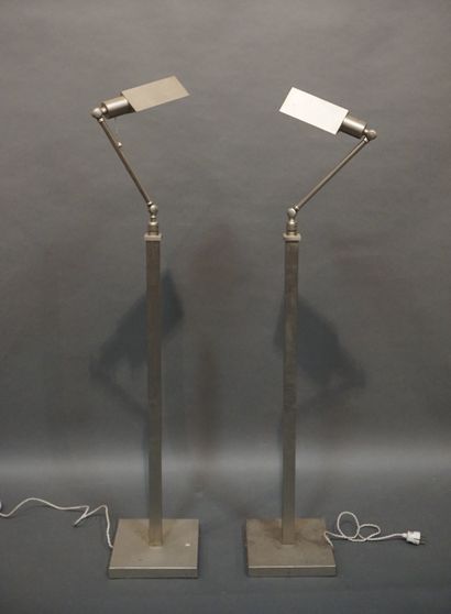 Paire de lampadaires articulés en métal chromé...