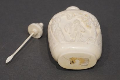 Tabatière en ivoire ancien sculpté d'une...