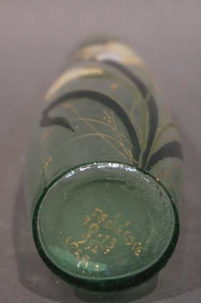 Petit vase en verre vert émaillé à décor...