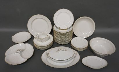 Service en porcelaine blanche à liseré doré....