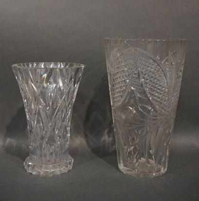 Deux vases en cristal taillé. 31,5 cm et...