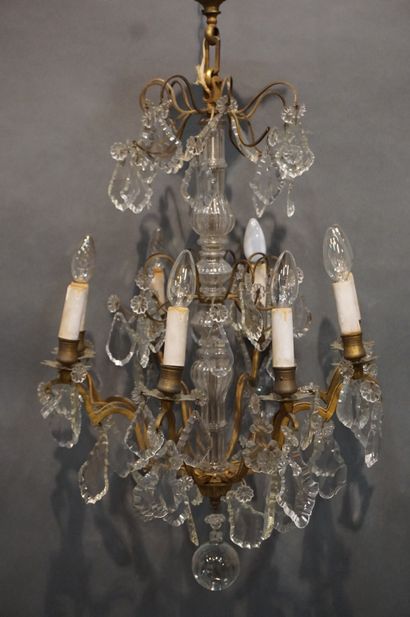 Lustre à pendeloques à huit bras de lumière....