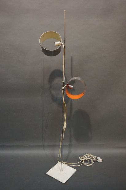 Lampadaire design en métal chromé. 160 m