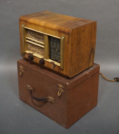 Poste radio dans son coffret (usure). 21x31x24...