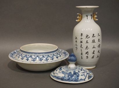 Vase en porcelaine de chine à décor de personnages...