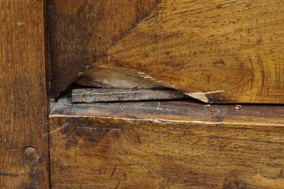Armoire à deux portes en bois naturel. 220x134x57...