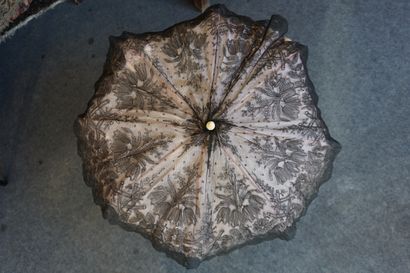 Ombrelle à manche en os sculpté. 53 cm