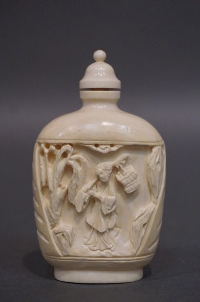 Tabatière en ivoire ancien sculpté d'une...