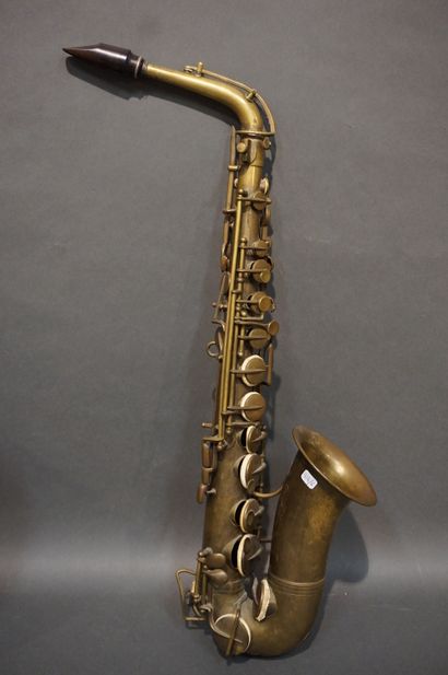 Saxophone
Poste de radio et saxophone Buffet-Crampon&Cie...