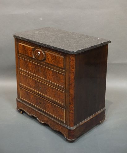 Commode XIXe en bois de placage à quatre...