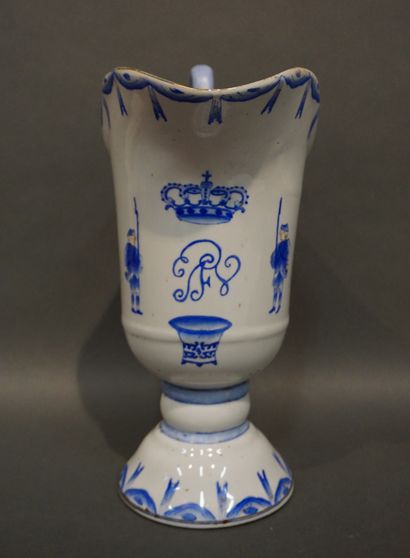 Hanap en porcelaine blanche asiatique à décor...