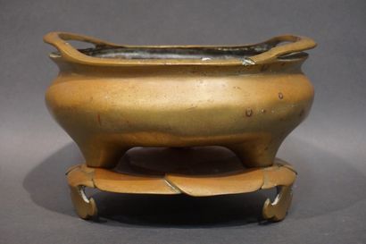 Brûle parfum asiatique en bronze, sur socle....