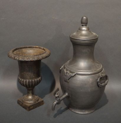 Vase Medicis en fonte et fontaine en étain....