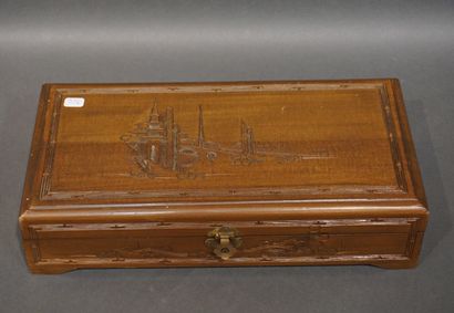 Coffret à bijoux en bois sculpté. 9x35x18...