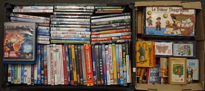 Manette de DVD et jeux de cartes.