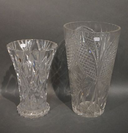 Deux vases en cristal taillé. 31,5 cm et...
