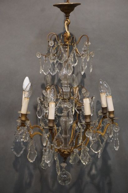 Lustre à pendeloques à huit bras de lumière....