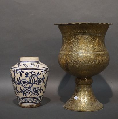 Deux vases orientaux, l'un en faïence blanche...