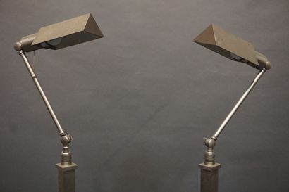 Paire de lampadaires articulés en métal chromé...