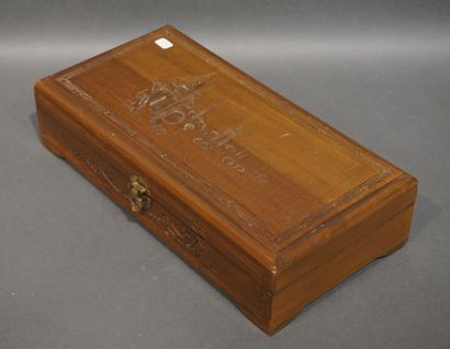 Coffret à bijoux en bois sculpté. 9x35x18...