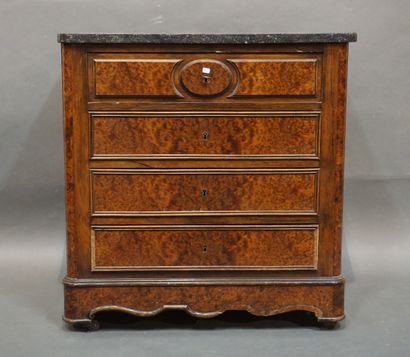 Commode XIXe en bois de placage à quatre...