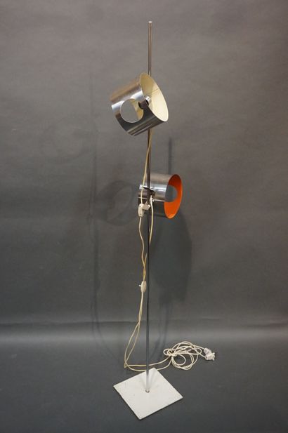 Lampadaire design en métal chromé. 160 m