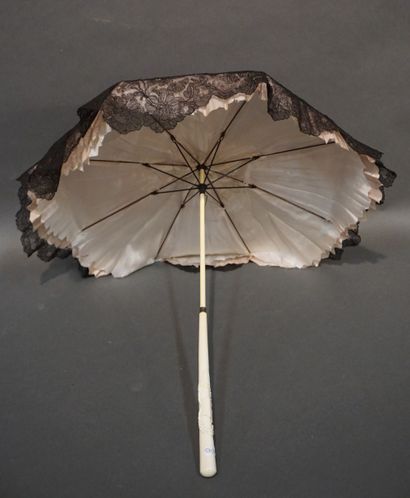 Ombrelle à manche en os sculpté. 53 cm