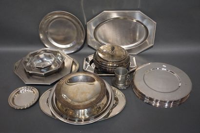 Manette de métal argenté et étains, plats,...
