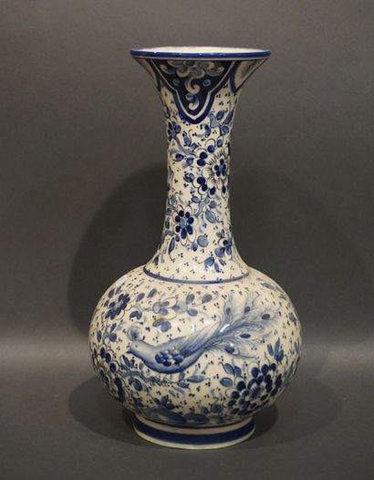 Vase en porcelaine bleu blanc à décor floral...